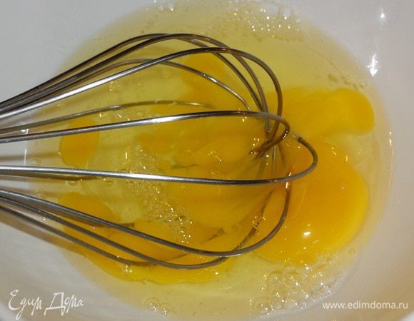 Взбейте яйца венчиком.