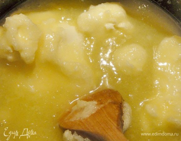 В небольшую кастрюльку положите масло и сахар. На медленном огне проварите, пока не сахар полностью не растает, но следите за тем, что бы он не карамелизировался. 