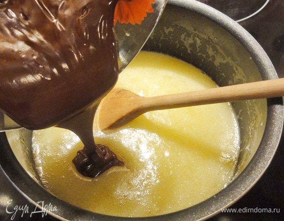 Добавьте растопленный шоколад и перемешайте до кремообразной массы.