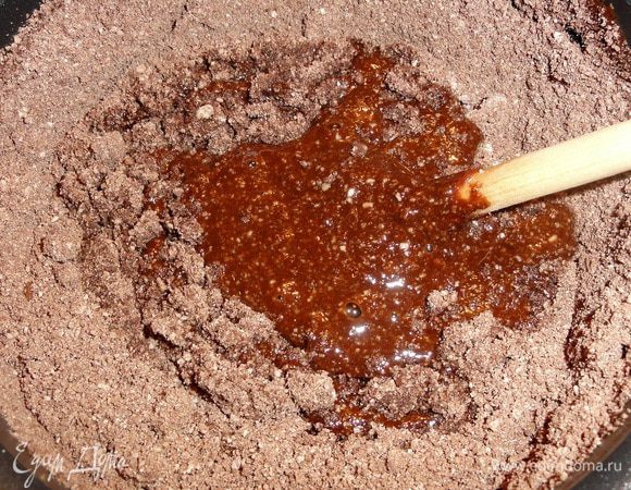 Добавьте смешанные крахмал и миндальную муку, перемешайте.