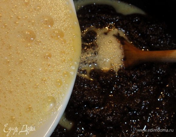 Вмешаете яйца. Слегка взбейте получившуюся смесь. Дайте остыть при комнатной температуре (в холодильник не ставить!). Должна заметить, что количество ингредиентов рассчитаны на довольно большую порцию начинки. Я рекомендую делать только половину!