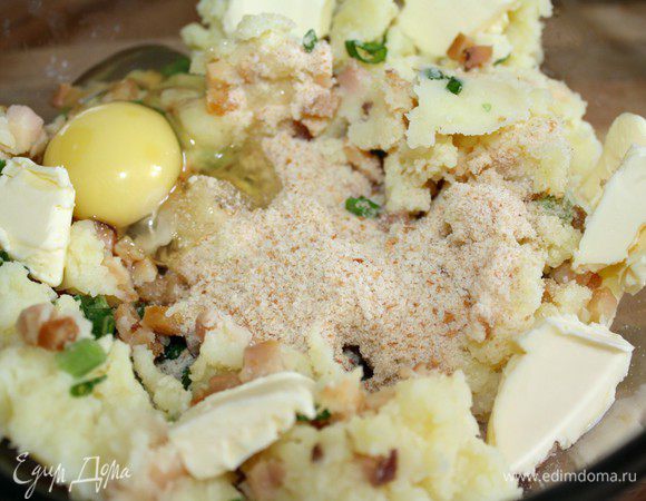 Соединить картофель с рыбой и смешать с перцем,яйцом и 2 ст.л.панировочных сухарей.
