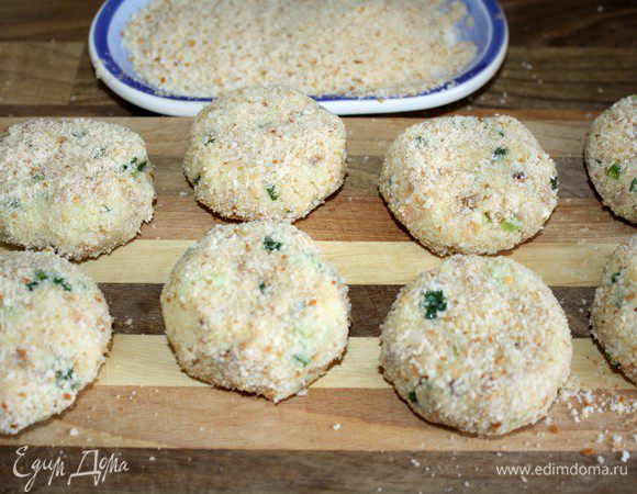 Сформовать котлеты и обвалять их в панировке.Жарить котлеты  около 10 минут.Для соуса смешать сметану с васаби и солью по вкусу.Подавать котлеты с огуречным салатом и соусом.Приятного аппетита!