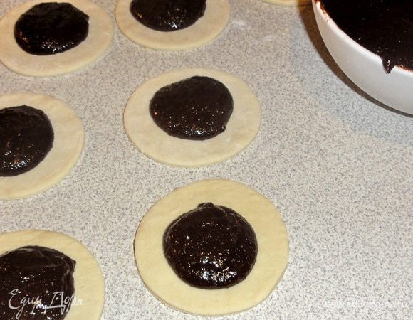 В центр каждого из 10 кругов положите 2-3 ч. ложки остывшей начинки. 