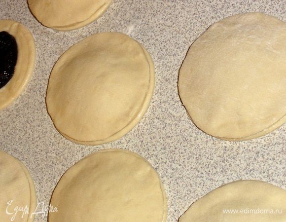 Края смажьте яйцом. Накройте вторыми кружками и слегка прижмите, чтобы края склеились.