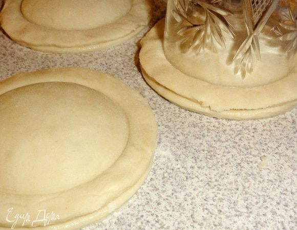 Возьмите форму, стакан и т.д. меньшим радиусом, поставьте в центр каждой заготовки и сильно прижмите, но не прорежьте. Это нужно для того, чтобы начинка не вытекла.