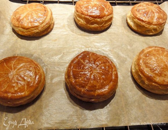 Выпекайте до золотисто-коричневого цвета, 25-30 минут. Остужайте на решетке.