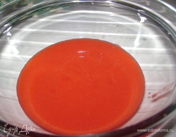 Взбить блендером 350 г клубники с 70 г сахара.Пропустить через сито,чтоб убрать семя. Вылейте смесь в кастрюлю,добавить 50 гр.воды,ликер, поставить на плиту и довести до кипения.Снять с огня и дайте остыть.