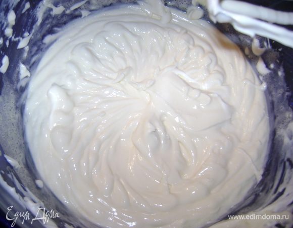 Оставшийся сахар взбить с желтками,пока вы не получите приятный кремовый цвет.