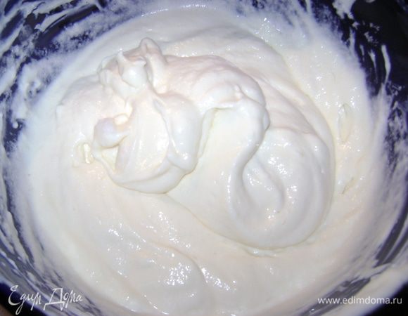 Потом взбейте немного маскарпоне,пока не разобьются комочки.Соедините с желтками.Взбейте яичные белки до густых пиков с щепоткой соли, добавить их постепенно и осторожно в смесь из маскарпоне и желтков.Крем готов.