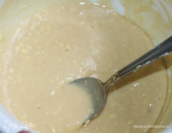 Яйца взбить с сахаром, добавить размягченный маргарин, йогурт, муку, соду.
