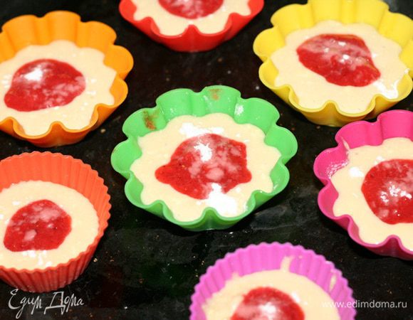 выложить тесто в формочки, в серединку положить чайную ложку клубничного пюре и присыпать щепоткой крахмала.