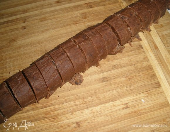 Достаем абсолютно твердые колбаски, и режем на кусочки толщиной около 1,5 см. Очень хорошо получется, если резать горячим ножем (макать в кипяток). Печеньки могут немного крошиться - так и должно быть, просто отвалившиеся кусочки сами прилипляем и все. 