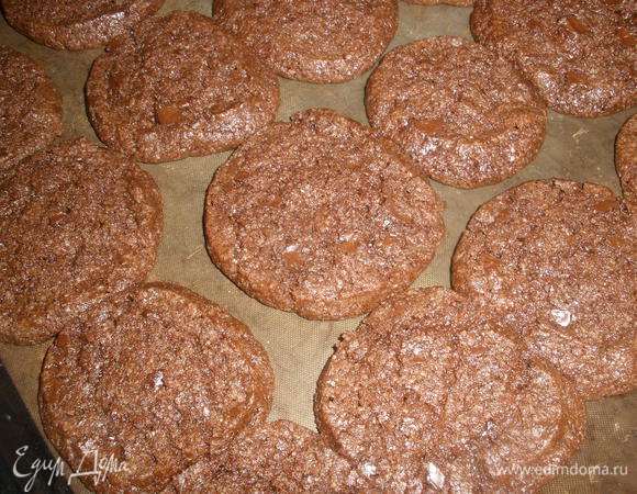 Выкладываем печенье на противень на хорошем расстоянии друг от друга, застеленный бумагой для выпечки (ее немного смазать маслом), у меня спец. коврик, я без масла (всем рекомендую).