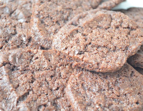 Выпекаем при температуре 170 градусов примерно 12 минут. Не больше! Не передержите. Обращаю внимание - готовое печенье будет МЯГКИМ, но когда оно остынет, оно затвердеет. 