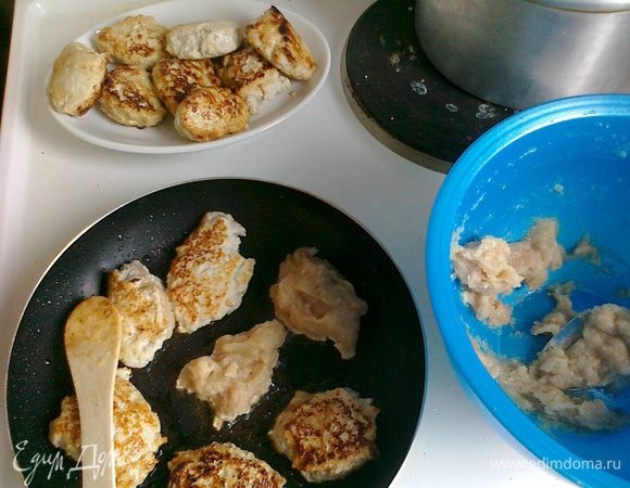 Разогреть сковороду с оливковым маслом. Ложкой выложить на нее фарш в произвольной форме (обваливать в муке и т.д. не нужно). Обжарить на умеренном огне, так, чтобы мясо подрумянилось, но при эт ом не подгорело. Нужно быть внимательными: из-за сладости яблока "зернышки" быстро схватываются. В конце добавить немножко водички и накрыть крышкой, чтобы котлетки пропарились. 