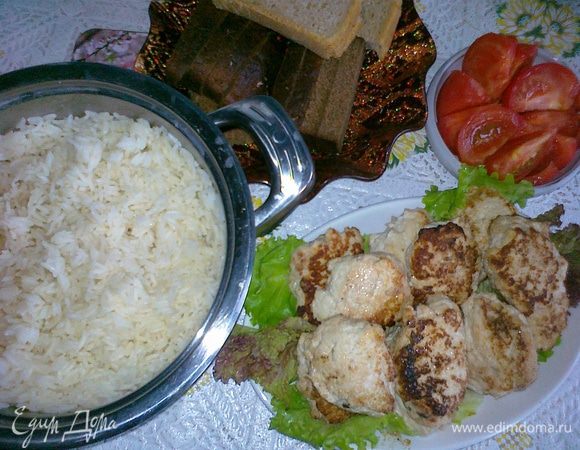 Нарезать помидоры и огурцы. Подавать котлетки с отваренным рисом, зеленью и овощами. 