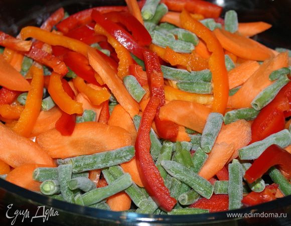 Добавить в форму для запекания морковь, перец и стручковую фасоль.