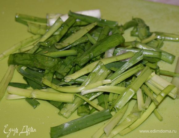 Лук вымыть и нарезать кусочками длиной 4-5 см. Добавить к овощам.