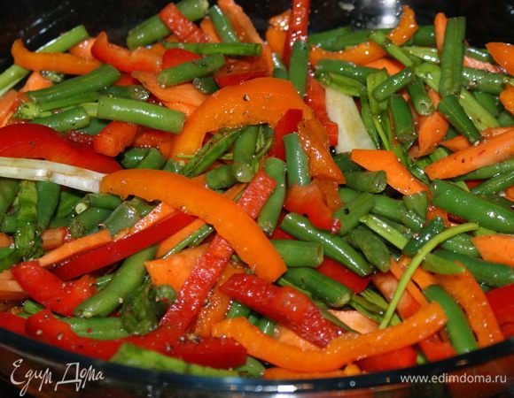 Добавить в овощи соевый соус, растительное масло, соль и перец.