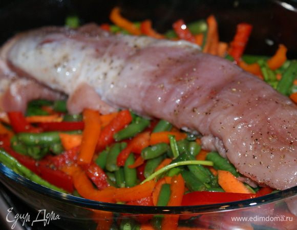 Свинину вымыть, обсушить. Смазать солью и перцем. Выложить на овощи. Сверху смазать 1 ст. ложкой меда.