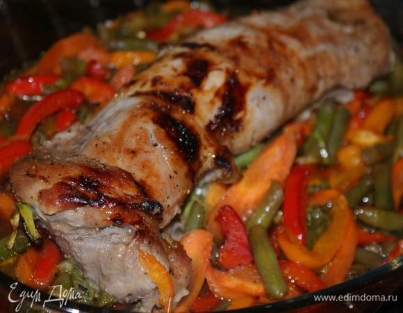 Духовку разогреть до 200 градусов. 
Форму с мясом и овощами накрыть фольгой и поставить в духовку на 30 минут. Через 30 минут снять фольгу и запекать 15 минут. Потом смазать последней ст. ложкой меда и запекать еще 10-15 минут. По желанию за пару минут до готовности можно включить функцию “Гриль” (если такая имеется в Вашей духовке). 