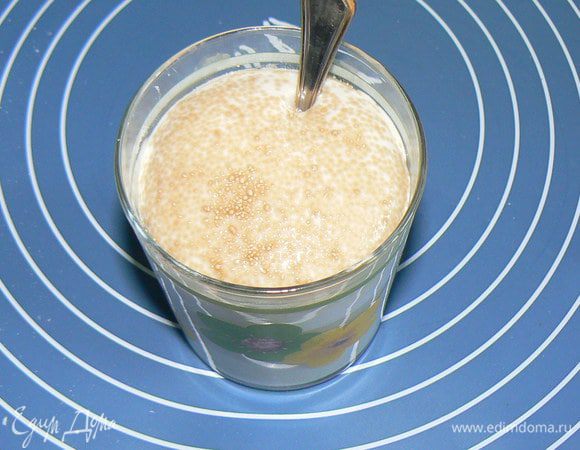 в теплую воду добавить сахар,муку и дрожжи,поставить в теплое место до образования "шапочки"