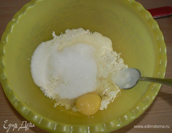 творог протереть,добавить яйцо,сахар,сметану