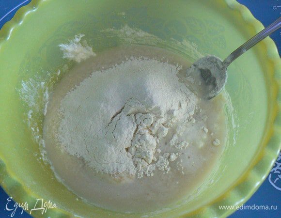 добавить дрожжи,частями добавить просеянную муку,
