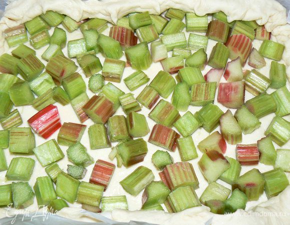 Подошедшее тесто обмять,раскатать.выложить порезанный ревень