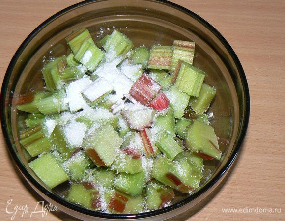 ревень порезать на кусочки,добавить крахмал,сахар