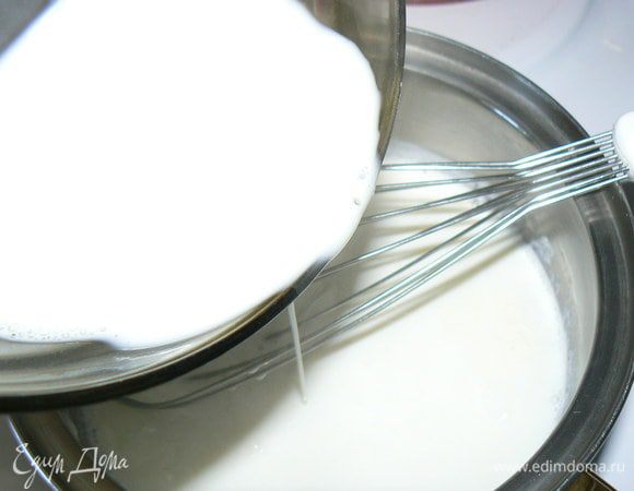 Молоко вылить в сотейник и поставить на огонь. Отдельно в небольшом количестве молока развести  крахмал , добавить яйцо, ванильный сахар, хорошо взболтать, полученную смесь тонкой струйкой влить в закипающее молоко.