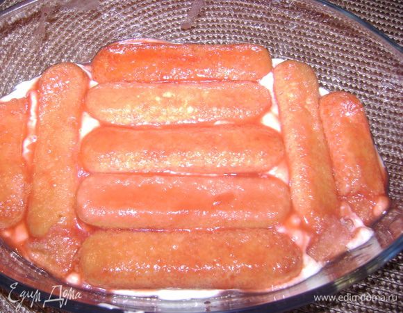 Теперь возьмите форму с высокими бортиками.На дно ложим слой крема.Теперь выкладываем слой савоярди,макая в клубничное пюре.Сверху полить немного этим же пюре.И опять также..Сверху покрыть кремом и украсить по желанию..Также вы можете просыпать слоя мелко порезанной клубникой..Поставить в холодильник не менее 2 часов..