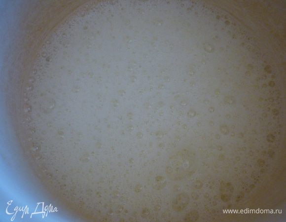 Яичные белки влейте в чистую миску, добавьте сок лимона и взбейте на средней или высокой скорости миксера до образования легкой пышной пены.