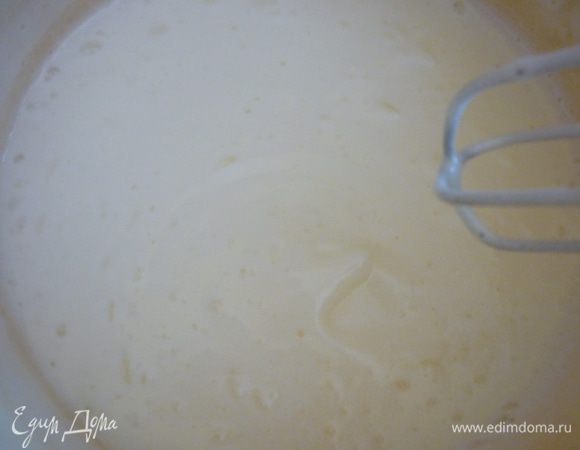 Постепенно, не прекращая взбивание, всыпьте оставшийся сахар. Взбивайте яичные белки с сахаром до средней пены (белки, взбитые до стадии средней пены, не так сильно капают с лопастей миксера, как при начальной стадии взбивания. При этом на поверхности взбитой массы некоторое время держится след от капающей с венчика белковой массы. Белковая масса еще довольно жидкая и при наклоне миски легко выливается из нее).