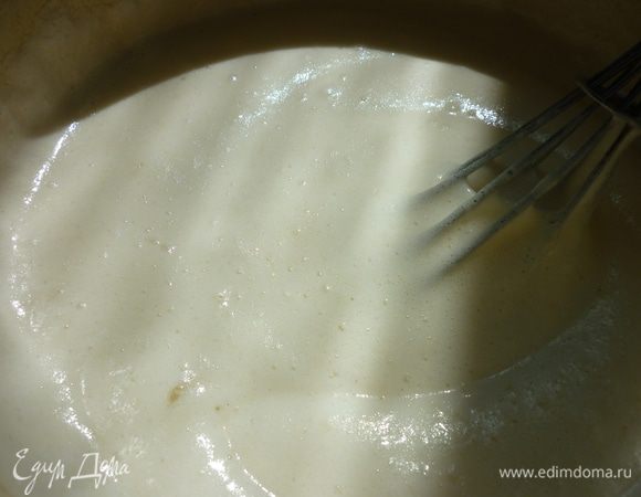 Всыпьте смесь муки с солью во взбитые белки. Быстро и аккуратно перемешайте массу при помощи ложки или лопатки сверху вниз.