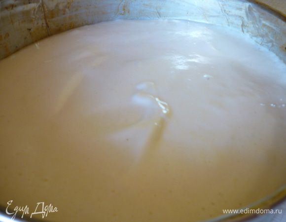 Форму для ангельского бисквита смажьте сливочным маслом, а на дно выложите бумагу для выпечки. Выложите тесто в форму и разровняйте поверхность. Поставьте форму с тестом в заранее разогретую до 180°C духовку. Выпекайте ангельский бисквит 20–35 минут в зависимости от размеров формы (мой бисквит выпекался 35–40 минут).