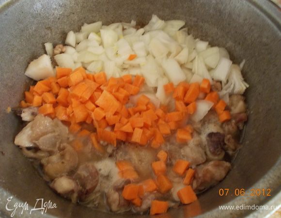 добавить немножко водички, мелко порезанные чеснок, лук, морковь, посолить и поперчить