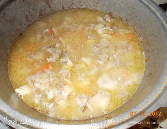 влить кипяток из расчета по отношению к рису 1:1, перемешать, добавить специи, накрыть крышкой