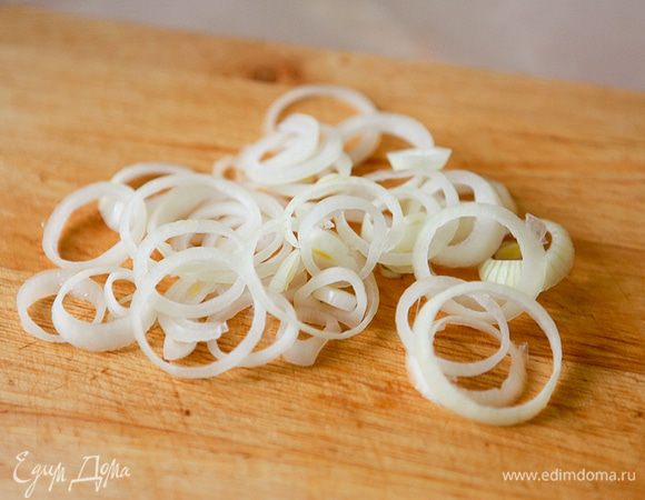 Нарезать кольцами лук.
Обжарить на растительном масле.