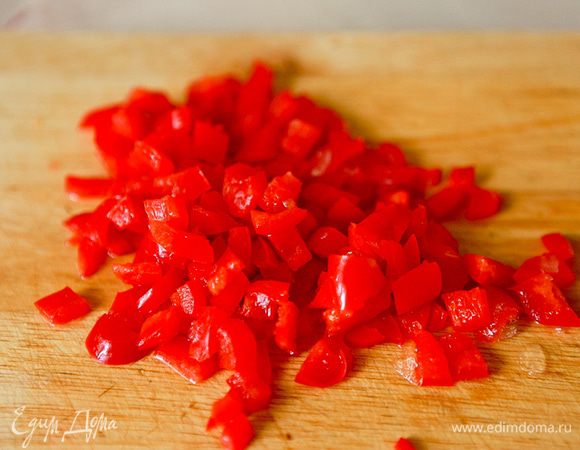 Нарезать кубиками перец.
