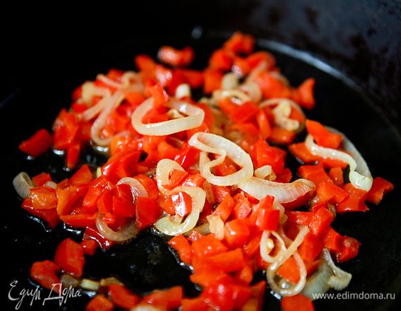 Перец добавить к луку и тушить 5мин.