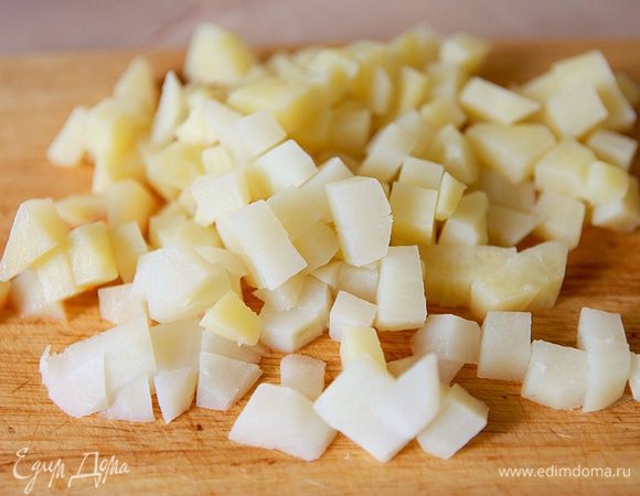 Картофель отварить, очистить и нарезать кубиками.