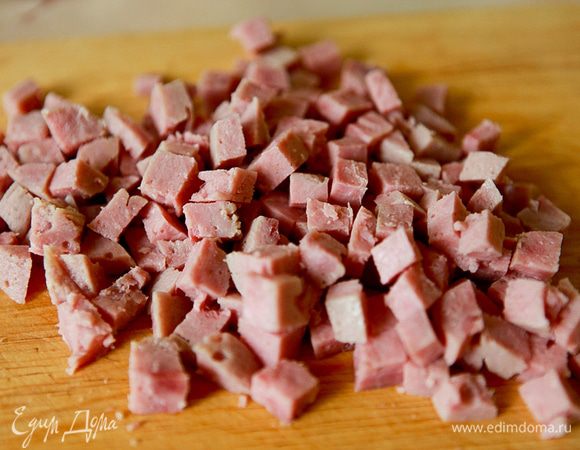 Ветчину нарезать кубиками.