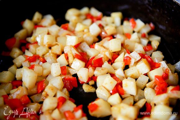 К перцу и луку добавить картофель и жарить до золотистой корочки. Посолить,поперчить.