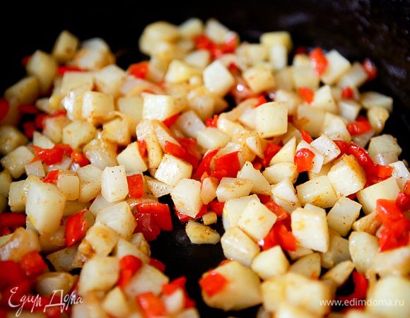 К перцу и луку добавить картофель и жарить до золотистой корочки.
Посолить,поперчить.