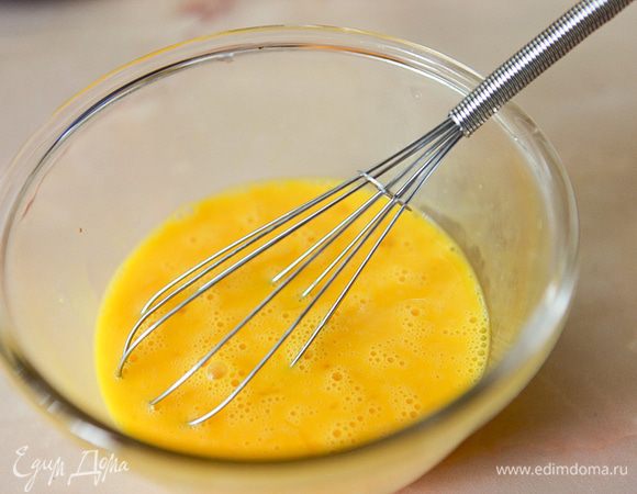 Взбить яйца.