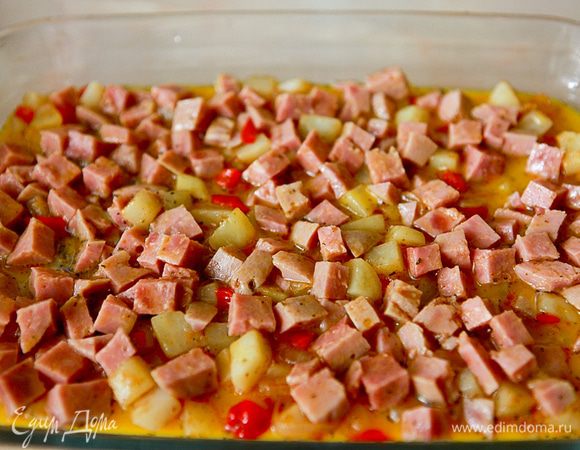 Влить яичную смесь на овощи.
Запекать в разогретой до 180-200 градусов духовке 10-13мин.