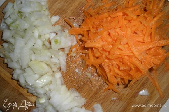 Морковь натереть на терке. Лук мелко нарезать.