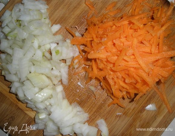 Морковь натереть на терке. Лук мелко нарезать. 
